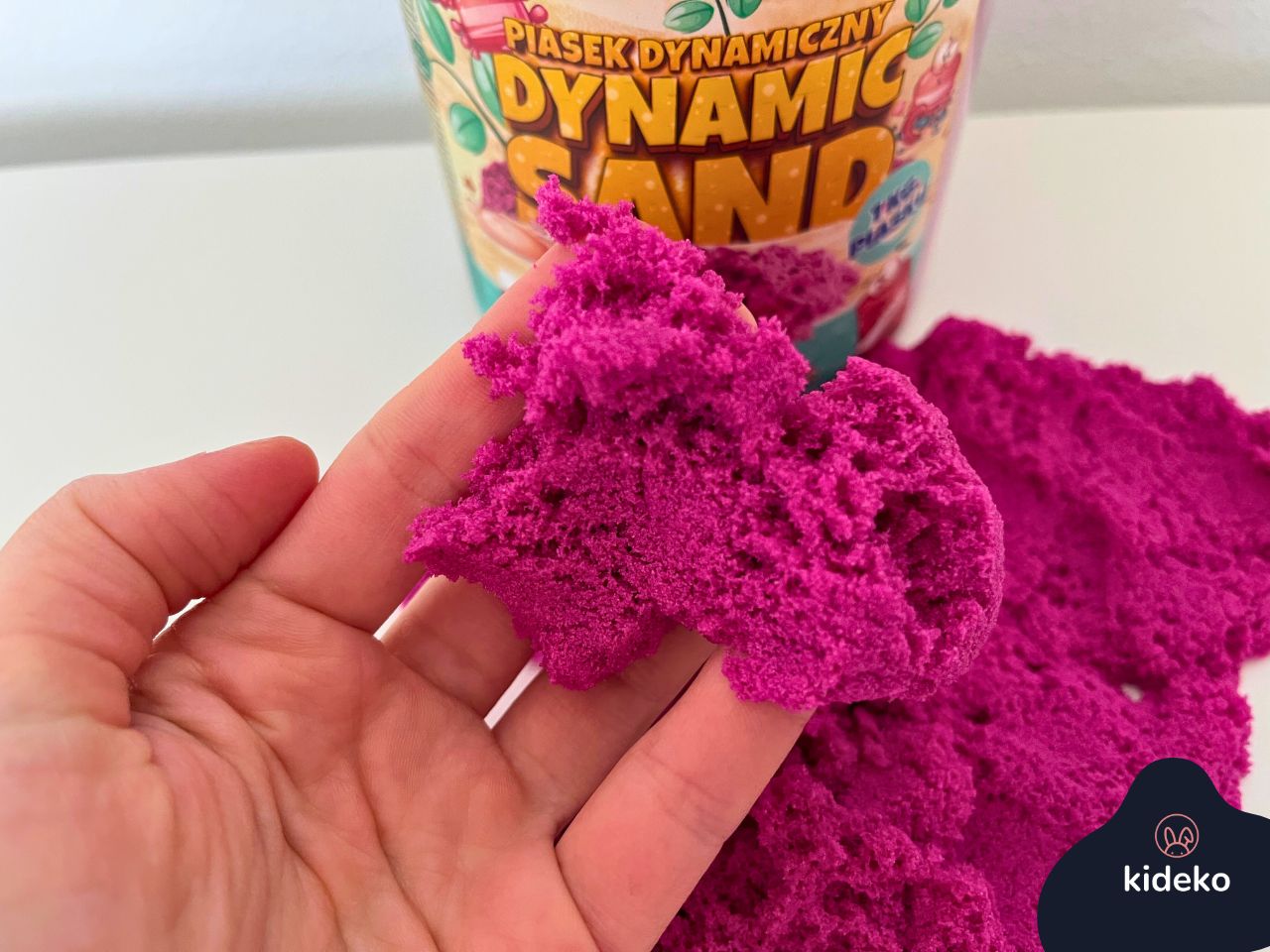 Kinetický piesok TUBAN Pink konzistencia v ruke